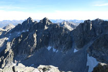 Panorámica hacia la cresta de Besiberris, con el Besiberri Norte y el Besiberri del Medio.