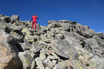 Ascendiendo por un caos de bloques llegamos a la cima del Besiberri Sur.