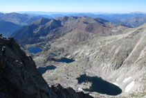 Vistas desde la cima hacia el valle de los lagos Gelats, Gémena y Llubriqueto.