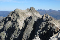 Vistas desde la cima hacia la cresta de Besiberris.