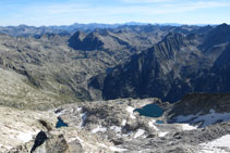 Vistas hacia el E: lago Negre, refugio Ventosa i Calvell, Agujas y lago de Travessani...