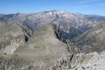 Pico de Abellers y macizo Aneto-Maladeta al fondo.