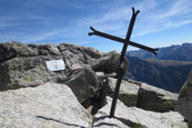 Pico del Comaloforno (3.029m), con una cruz y una placa.