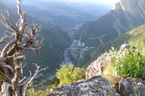 Mirador sobre el valle del Valira en el camino de Aixàs.