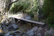 Pasarela de madera sobre el río del Pendís.