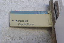 Señal indicador en la calle de la Miranda, es el antiguo camino de Cadaqués a Portlligat.