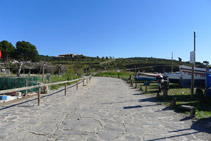 Avanzamos paralelamente a la costa.