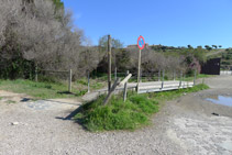 Puentecillo de madera sobre un arroyo.