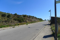 Seguimos por la carretera unos 70m. En este tramo la carretera tiene aceras para los peatones.