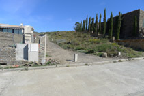 Cruzamos una calle asfaltada.