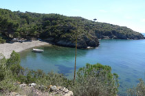 Llegando a la playa de Guillola (también conocida como <i>cala Guillola</i>).