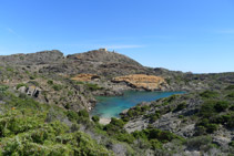 La cala Jugadora en primer término y el faro del Cabo de Creus al fondo.