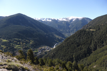 Panorámica hacia mediodía (S) subiendo por la solana de Mereig.