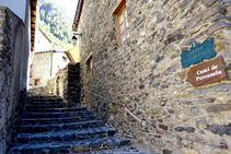 Subimos las escaleras de la calle del Querol.