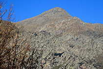 Rocas de Totlomón y, detrás, la cima del Torreneules.