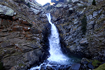 La espectacular cascada de la Cola de Caballo.