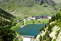 Vistas al lago y al santuario de Núria desde el mirador.