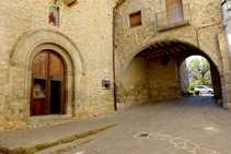 Plaza de la iglésia y portal de la Canal.