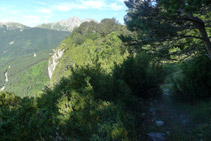 Reseguimos el barranco.