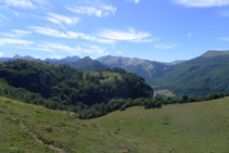 El macizo de Larra-Belagua al fondo.