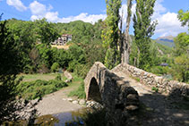 Puente de piedra con Castilló de Tor al fondo.