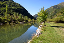 El camino avanza plácidamente por el lado del río.