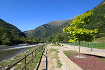 Paseo habilitado junto al río.