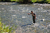 Un pescador dentro del río.