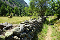 Los muros de piedra seca son un elemento patrimonial característico de la mayoría de los valles del Pirineo.