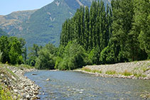 Aguas limpias y cristalinas del río Noguera de Tor, eje vertebrador del Valle de Boí.