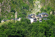 Vistas a Erill la Vall con su iglesia de Santa Eulàlia que sobresale entre las casas.