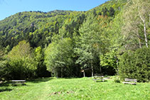 Zona de descanso con bancos y mesas en el Camino del Agua.