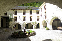 Plaza porticada en Caldes de Boí.