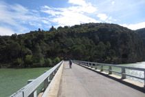 Cruzamos el puente del embalse de Terradets.