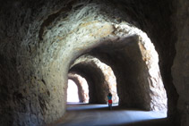 Caminamos por el interior de un túnel excavado en la roca.