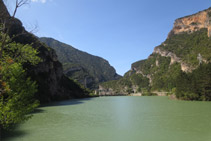 Vistas de la parte baja del embalse con la presa al fondo.