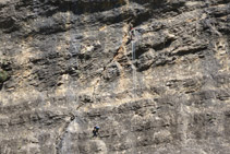 Cordada de dos escaladores abordando una de las muchas vías de escalada que hay en Roca Regina.