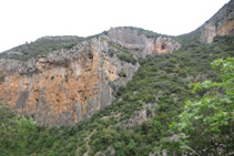 Vista del desnivel que deberemos superar para subir hasta el collado del Serrat Pedregós tras cruzar el río.