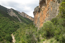 Vistas al NO del Barranc del Bosc y curiosas cuevas al fondo.