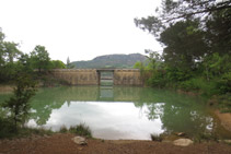 Pasamos junto a una entrada de aguas del embalse.