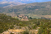 Vistas del pueblo de Adons después de la primera subida.