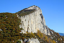 Vistas a la Avedoga de Adons, una de las cimas predominantes de la sierra de Sant Gervàs.
