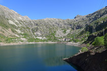 Vistas del circo de Sallente y el embalse de Sallente -con el edificio del teleférico- desde el pequeño aparcamiento donde nosotros empezamos la ruta.