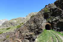 Túnel excavado en la roca.