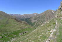 En primer término, ruinas de Pigolo desde el Carrilet. Al fondo, montañas de la vertiente occidental de la Vall Fosca.