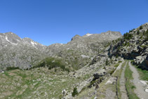 Camino del Carrilet y montañas de la cabecera de la Vall Fosca.