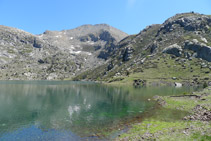 Estany Gento y pico de Pala Pedregosa (2.874m).