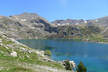 En primer término, el Estany Gento. Al fondo, de izquierda a derecha, el pico de Pala Pedregosa (2.874m) y el Montorroio (2.862m).