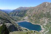 Vista del embalse de Sallente desde el antiguo refugio-albergue del Estany Gento.