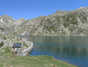 Estany Gento por el camino de la canal de Pigolo